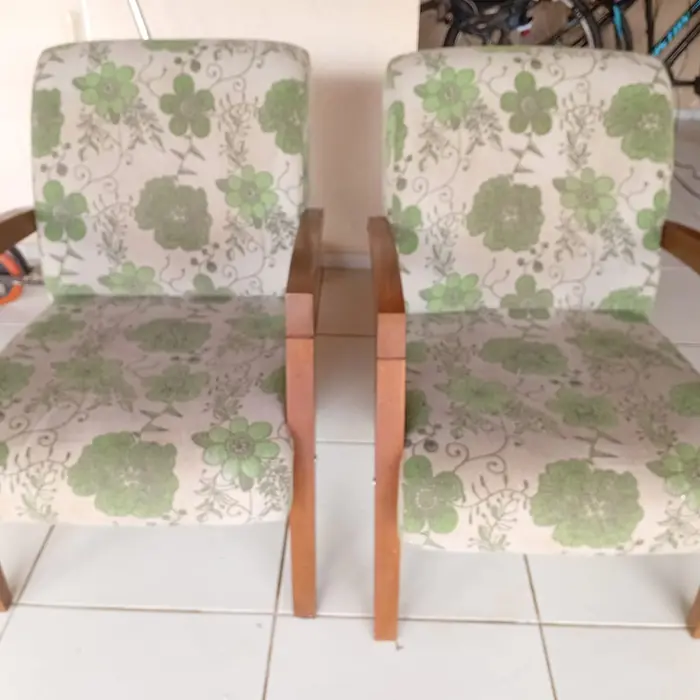 Duas poltronas com estampa de flores verdes depois da higienização