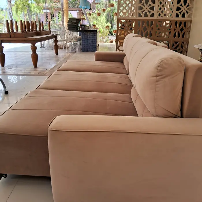 Sofá retrátil caramelo em veludo depois da higienização
